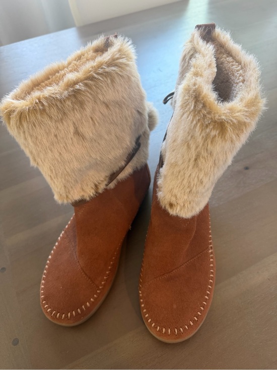 Toms Shoes - Toms Chestnut Suede Winter Boots with Beige Faux-Fur Cuff